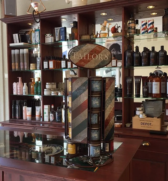 De traditionele apothekerskast met haarverzorgingsproducten bij Styles